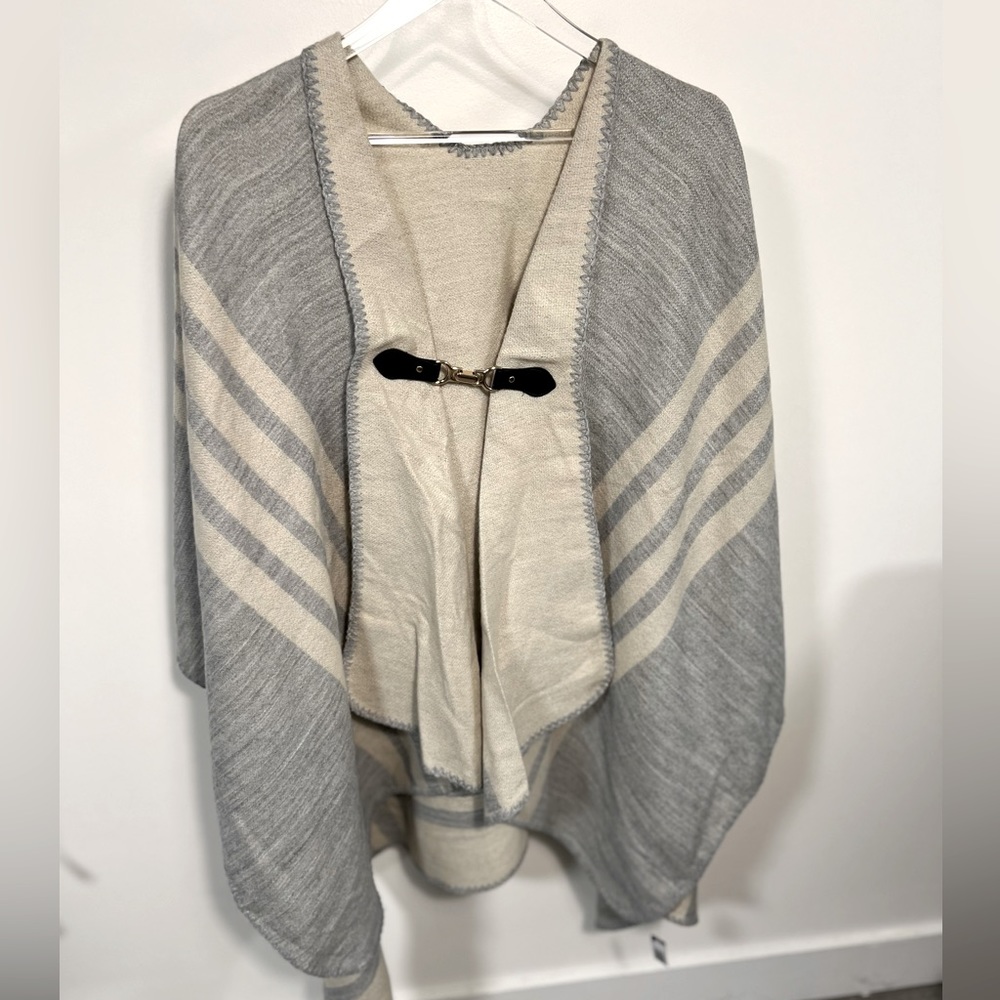 New with tag RW&CO Two Tone Cape with buckle OS one size